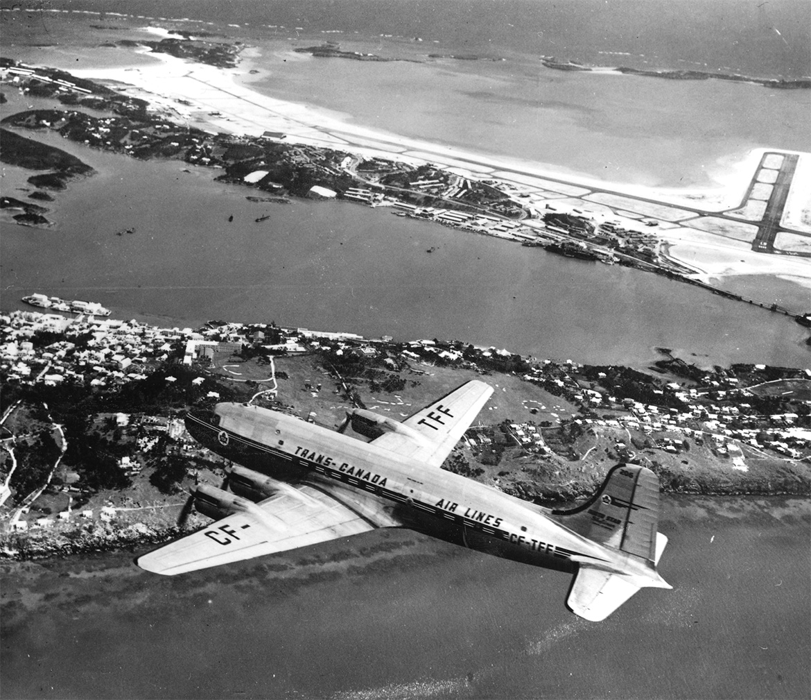 Photo: CANADAIR DC-4M NORTH STAR DE TCA SURVOLANT L’AÉROPORT KINLEY DES BERMUDES, 1950, MSTC/CN000261.