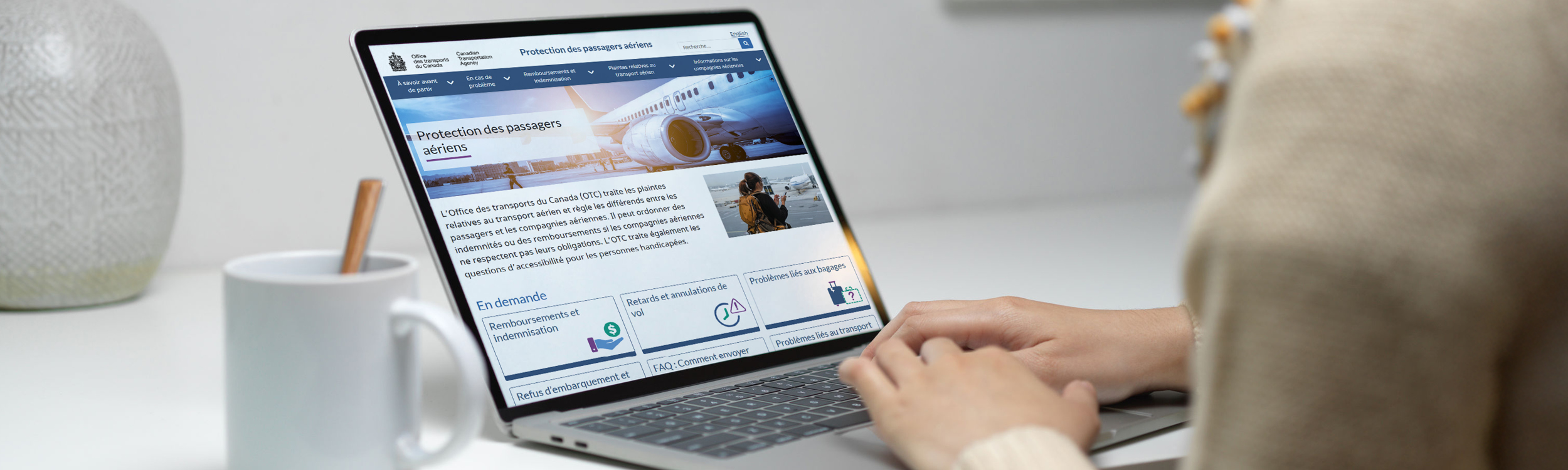 Personne à son bureau consultant le site Web sur la protection des passagers aériens sur son ordinateur portable